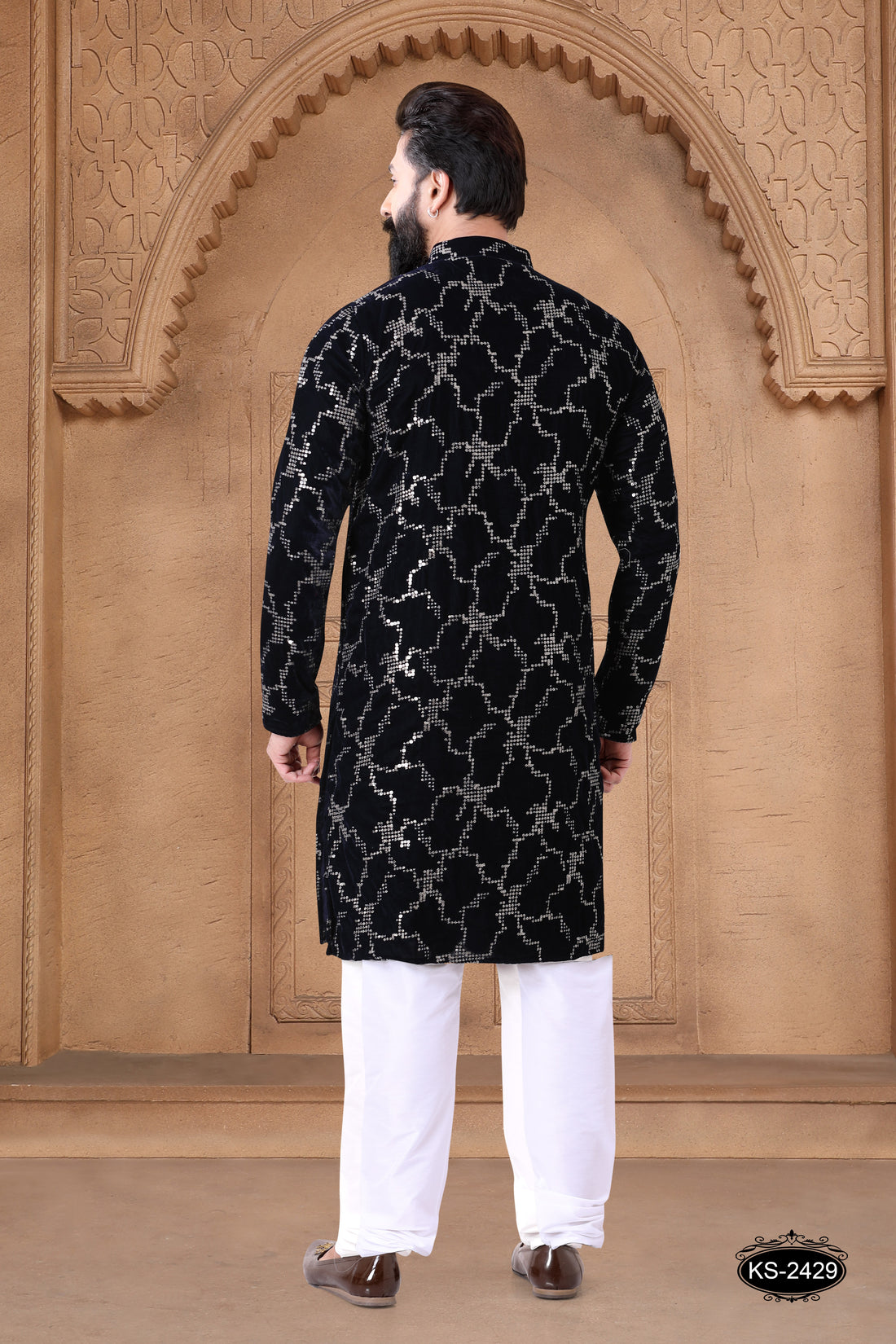 BLACK VELVET KURTA SET WITH THREAD EMBROIDERY ALL-OVER